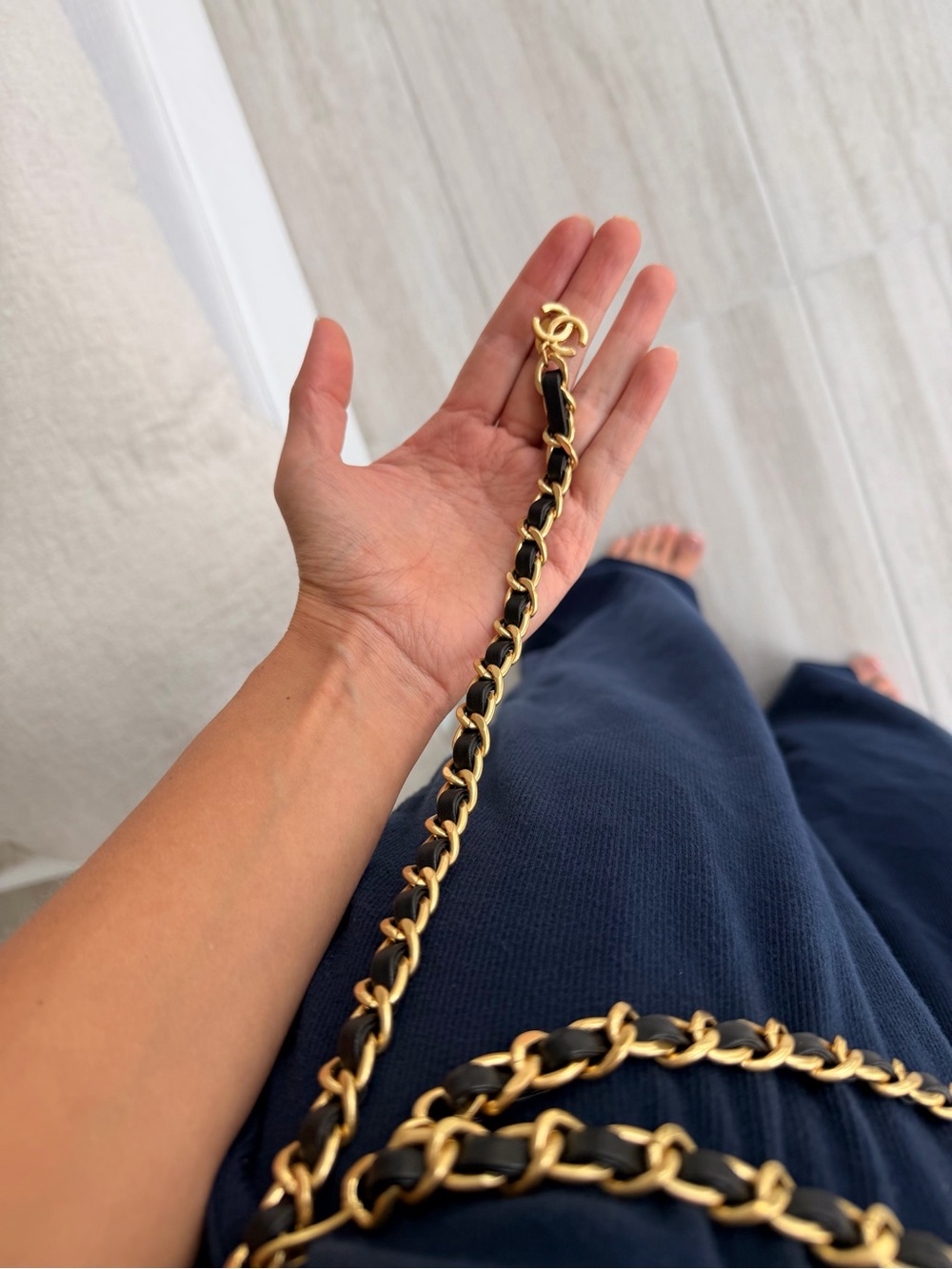🖤CHANEL Black and Gold Leather-Interwoven Chain Belt with CC Motifs💛 - Picture 6 of 14